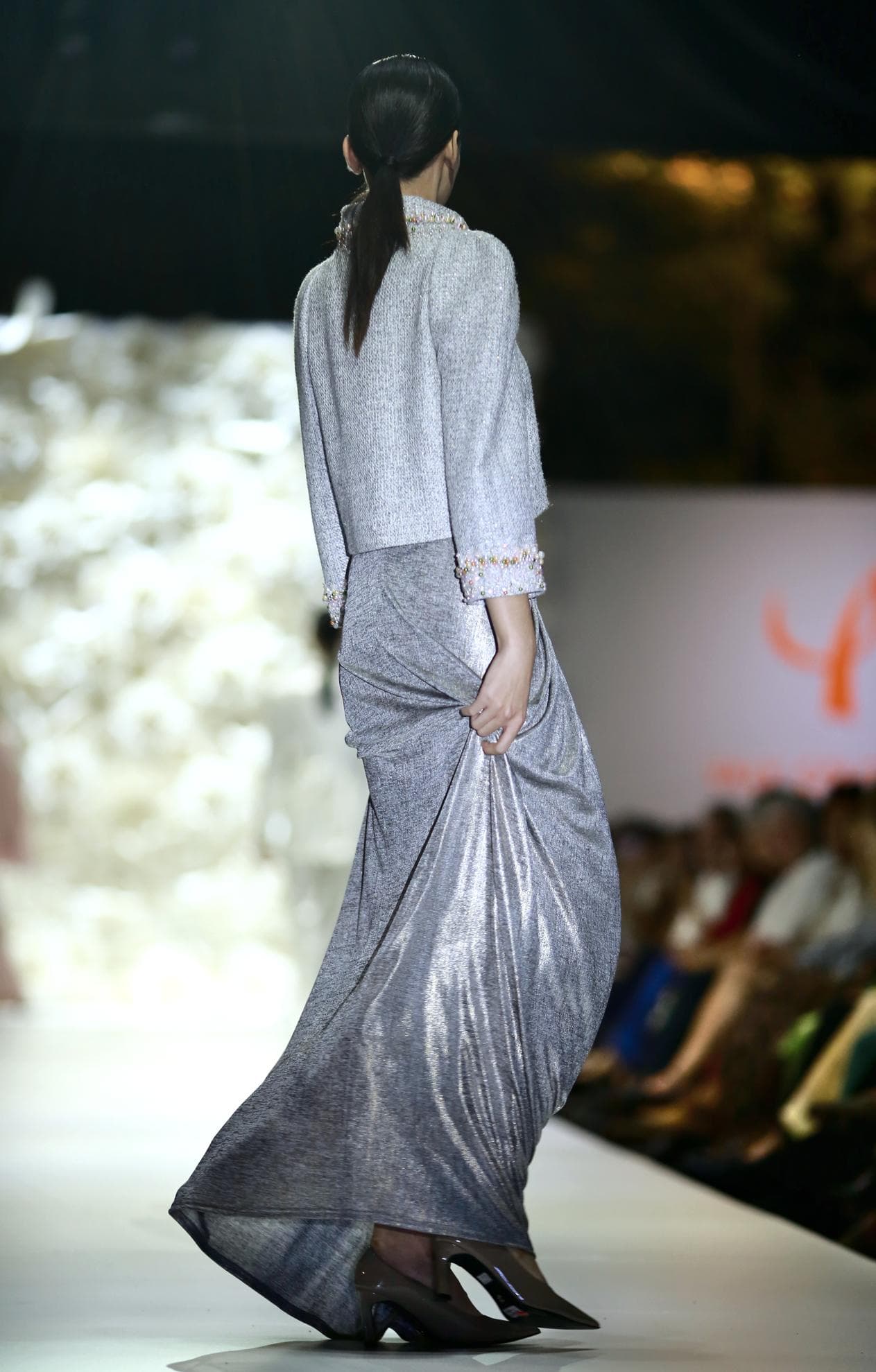 JACKET DẠ XÁM ĐÍNH CƯỜM.