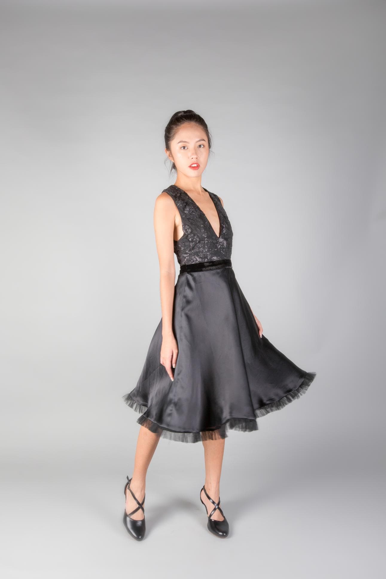 ĐẦM REN ĐEN CỔ V,VẠT XÒE