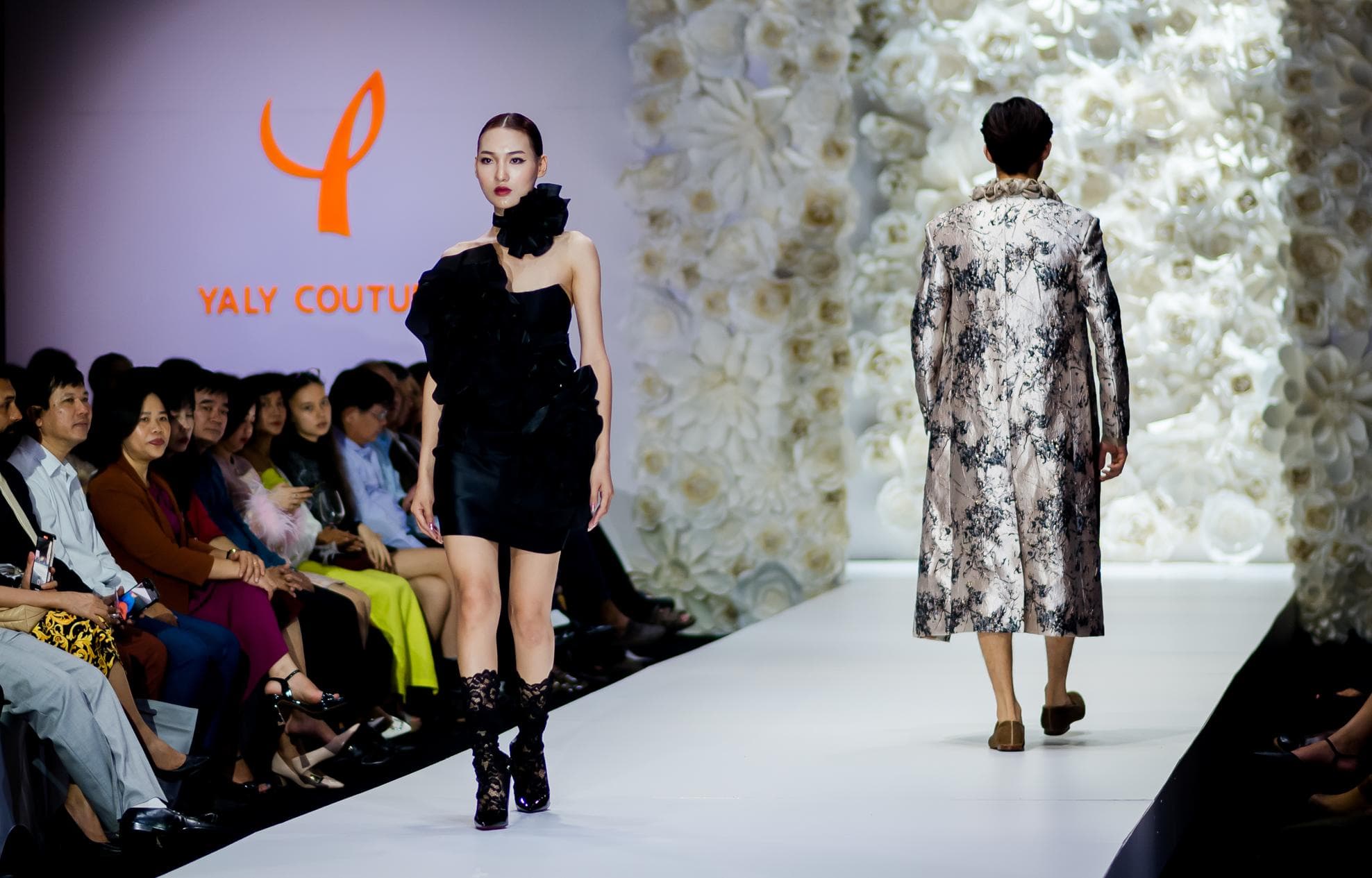 ĐẦM NGẮN ĐEN CÓ ĐÍNH HOA HỒNG