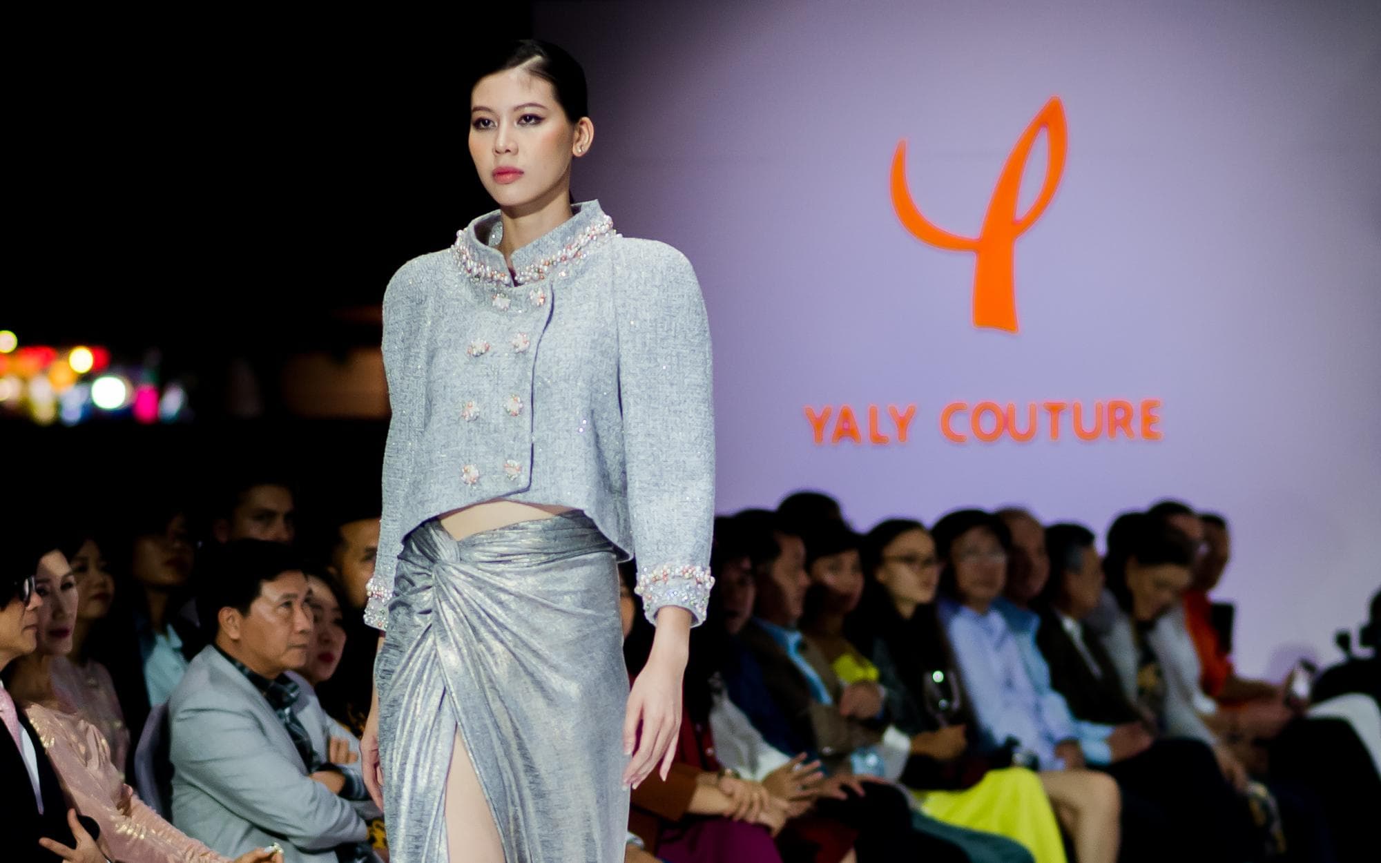 JACKET DẠ XÁM ĐÍNH CƯỜM.