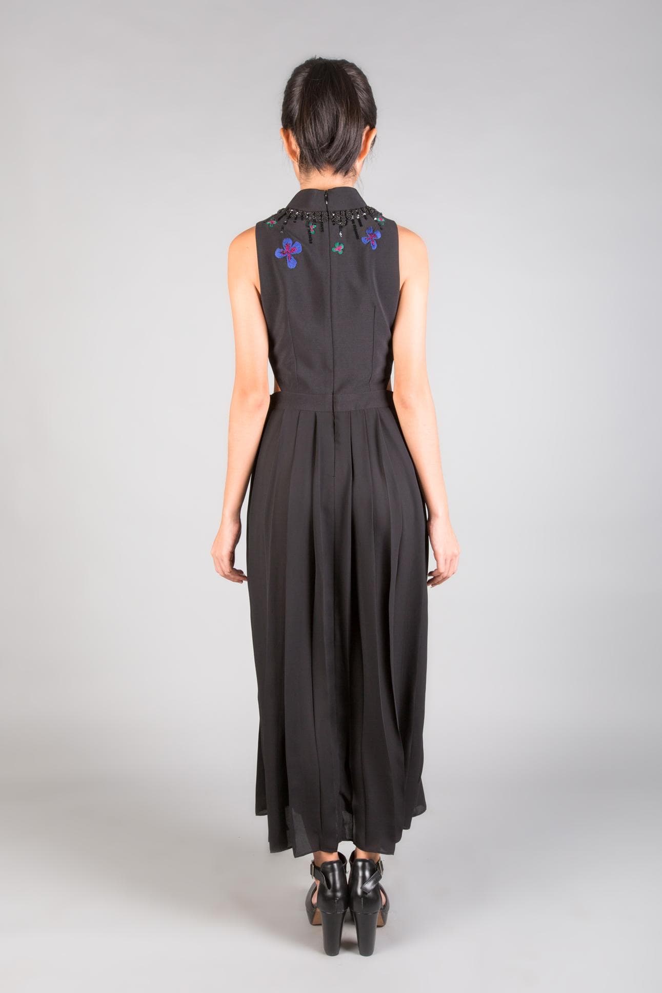 ĐẦM ĐEN HỌA TIẾT CƯỜM CUT-OUT