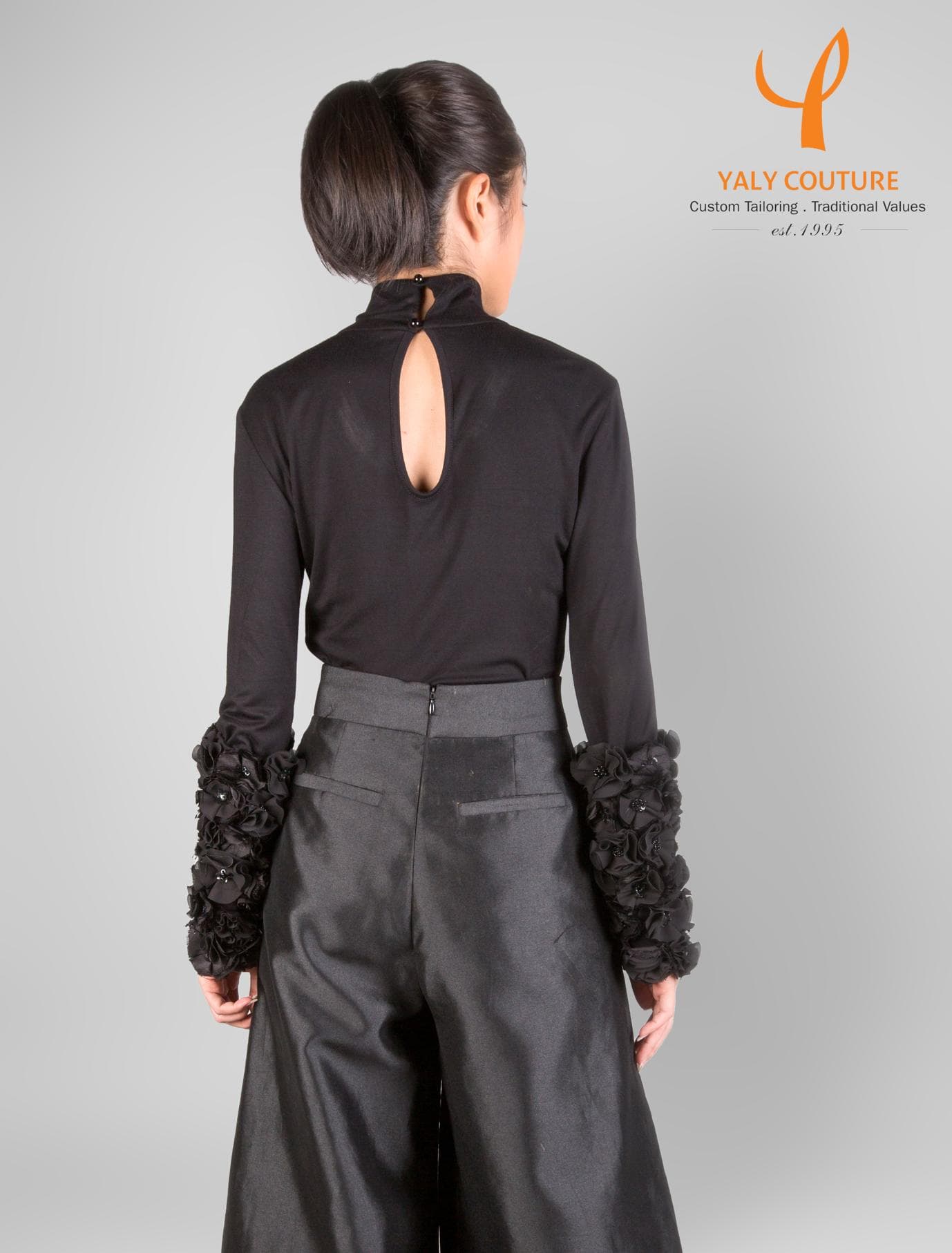 ÁO THUN TAY DÀI TRANG TRÍ HOA VÀ CƯỜM