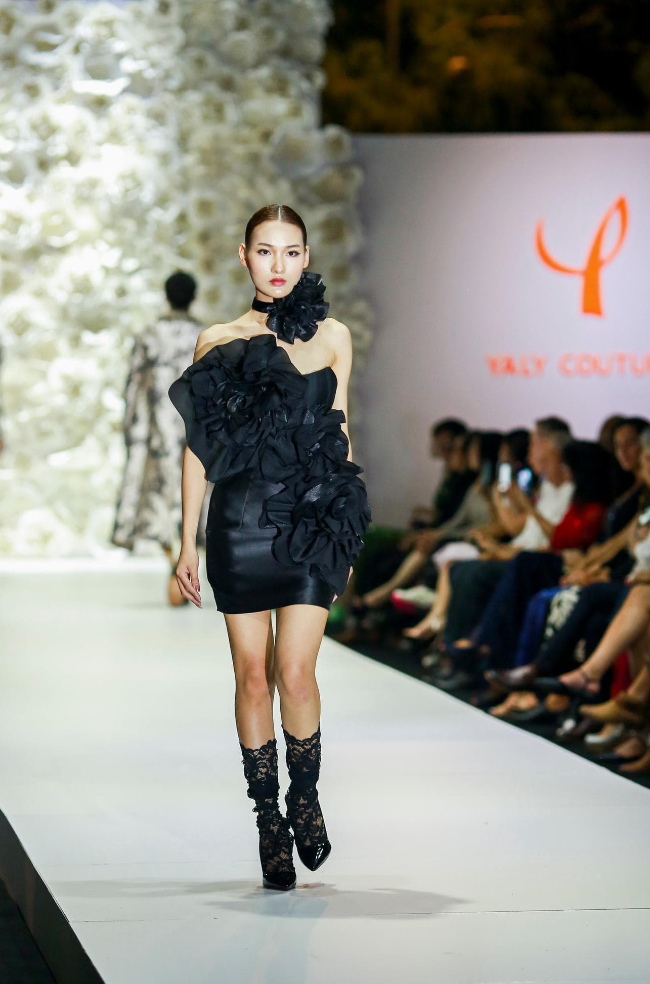 ĐẦM NGẮN ĐEN CÓ ĐÍNH HOA HỒNG