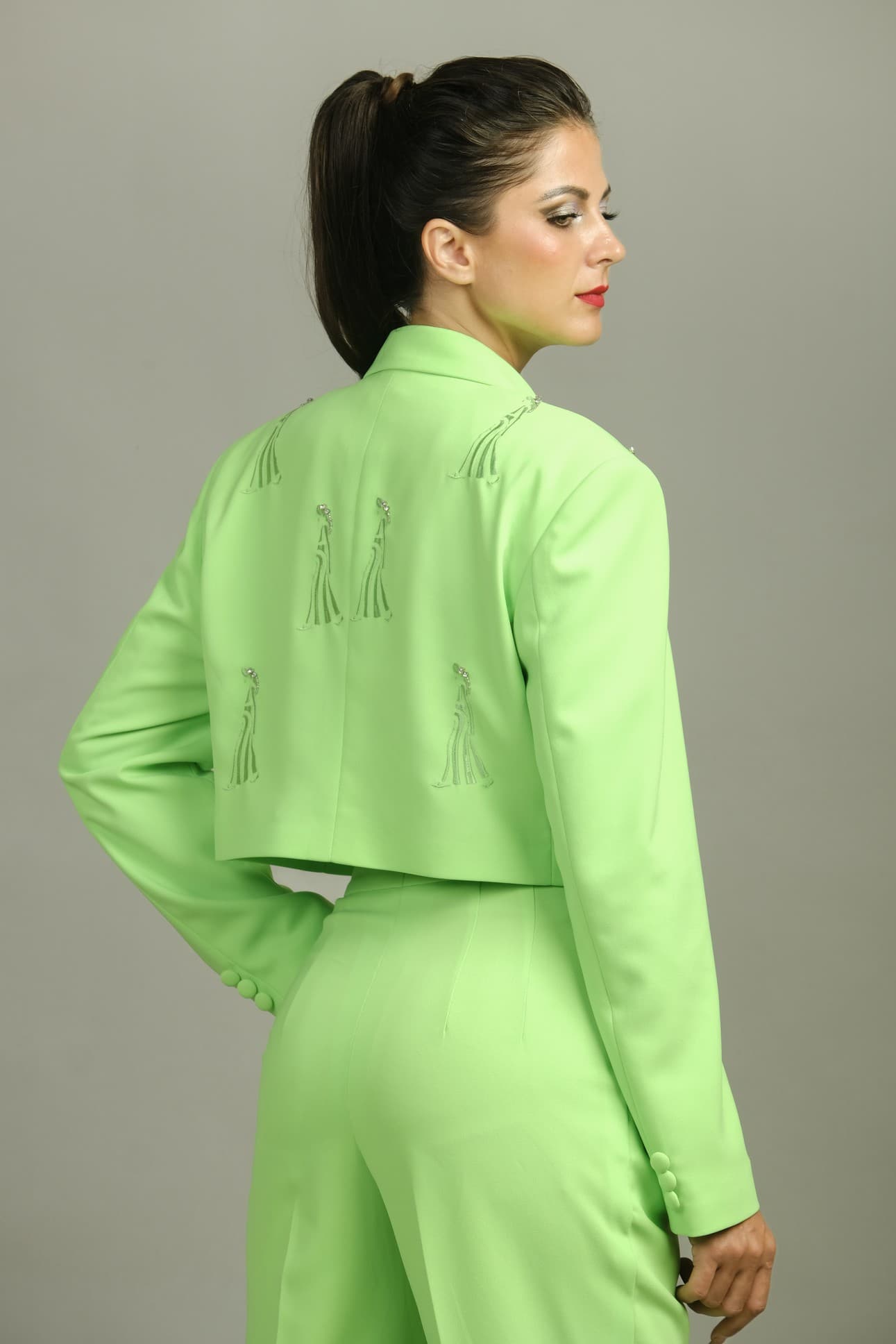JACKET DÁNG NGẮN HỌA TIẾT THÊU CÔ GÁI