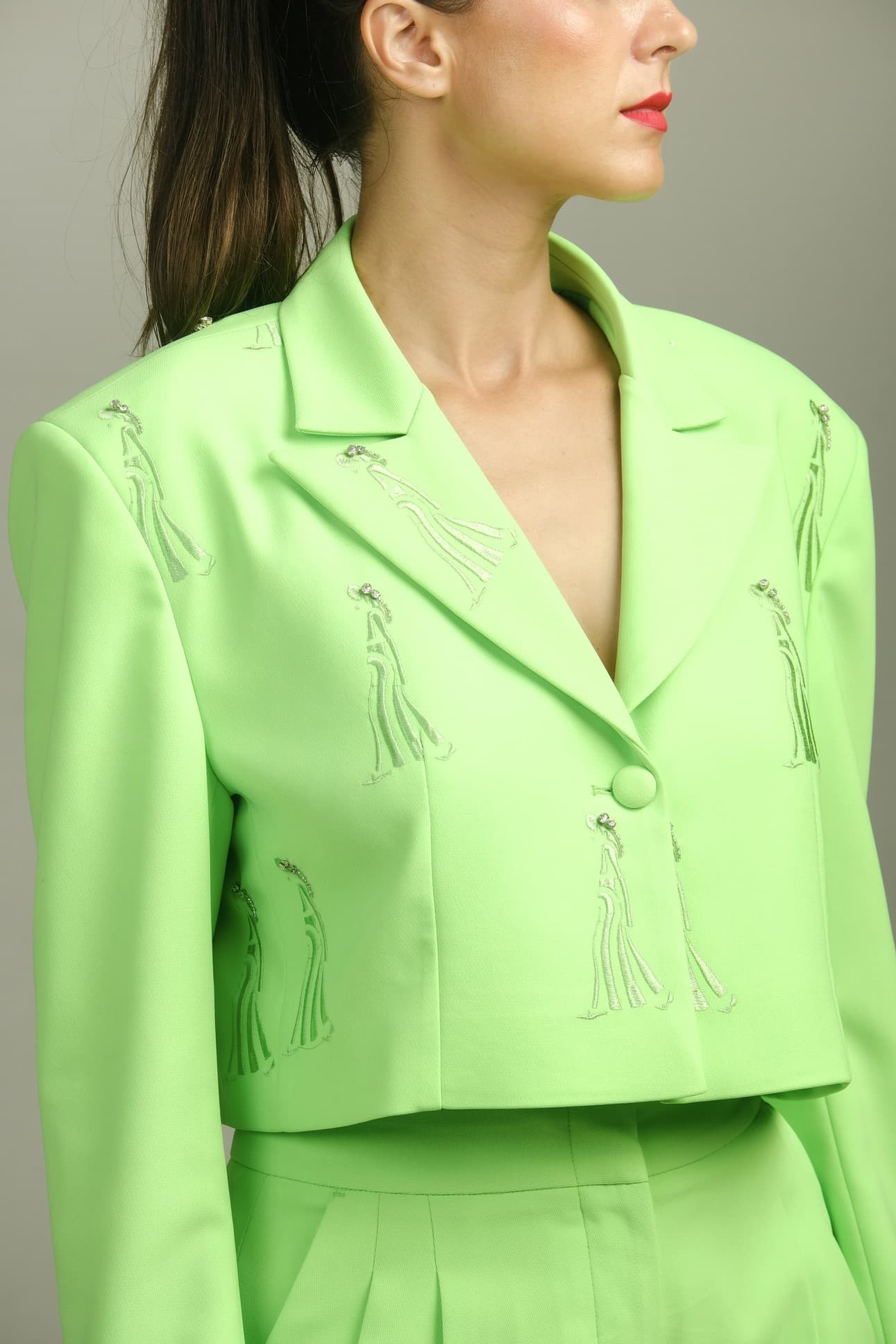 JACKET DÁNG NGẮN HỌA TIẾT THÊU CÔ GÁI