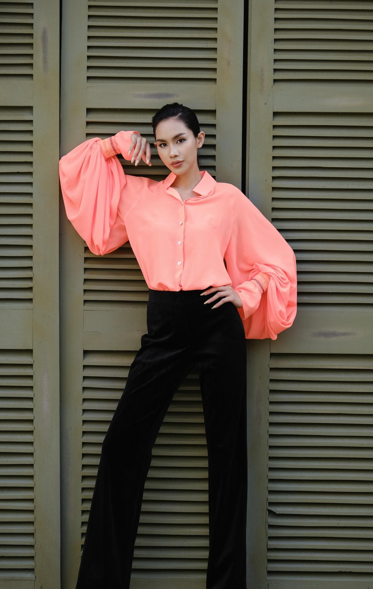 QUẦN NHUNG ĐEN ỐNG ÔM LOE TÔN DÁNG