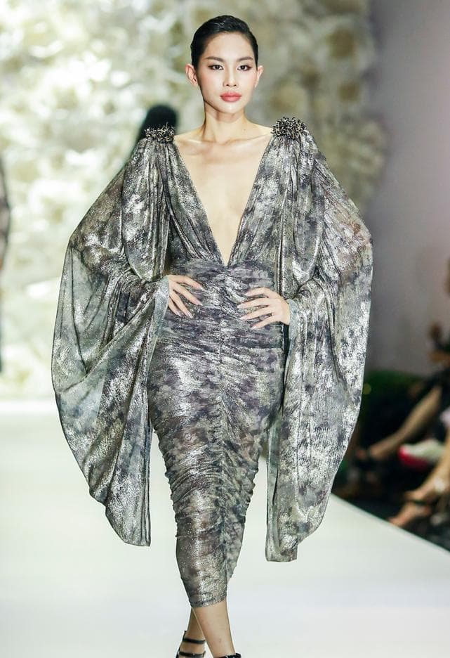 ĐẦM MAXI CÓ TAY VẢI XÁM ÁNH KIM