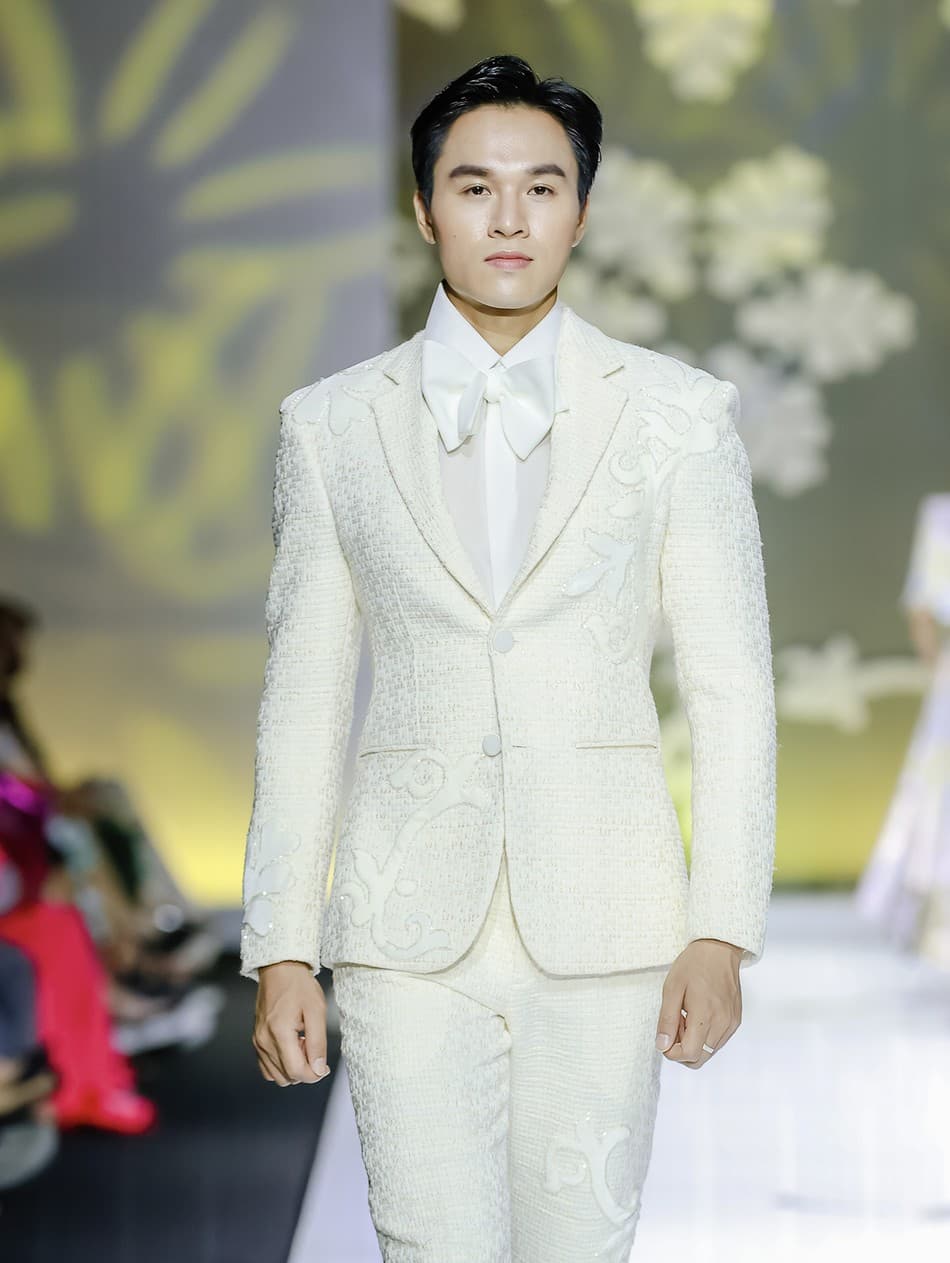 SCULPTED IVORY JACKET